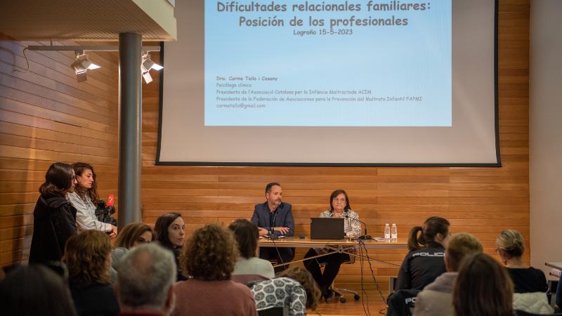 Carme Tello, presidenta de FAPMI, imparte un taller en La Rioja para celebrar el Día Internacional de la Familia